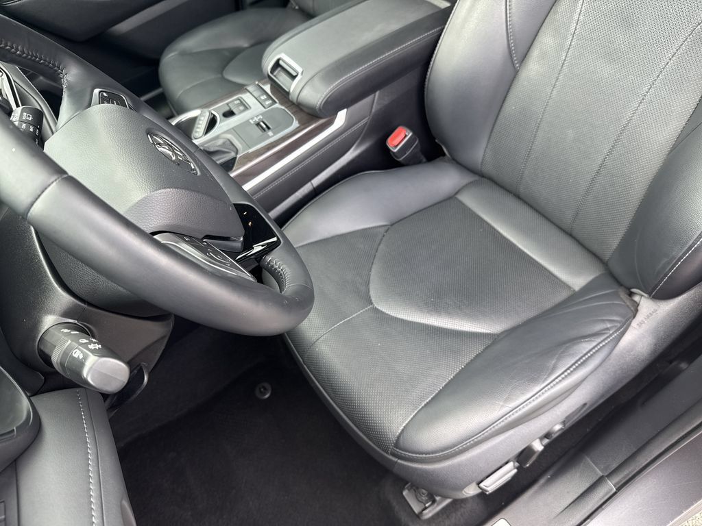 Used 2021 Toyota Highlander Limited FWD image 11