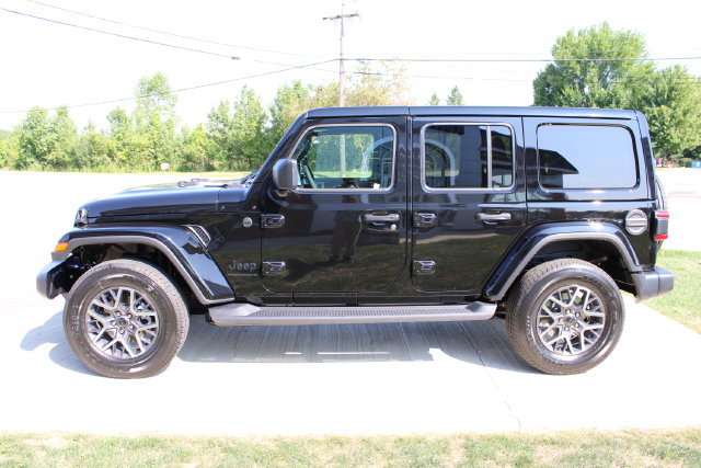New 2026 Jeep Wrangler Unlimited Sahara AWD/4WD image 30