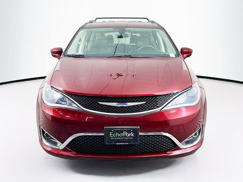 Used 2018 Chrysler Pacifica Touring-L FWD image 2