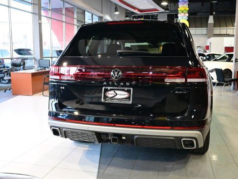 Used 2024 Volkswagen Atlas Peak Edition SE image 6