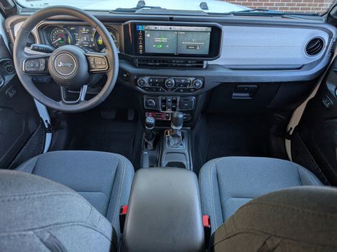 Used 2025 Jeep Wrangler Willys image 22