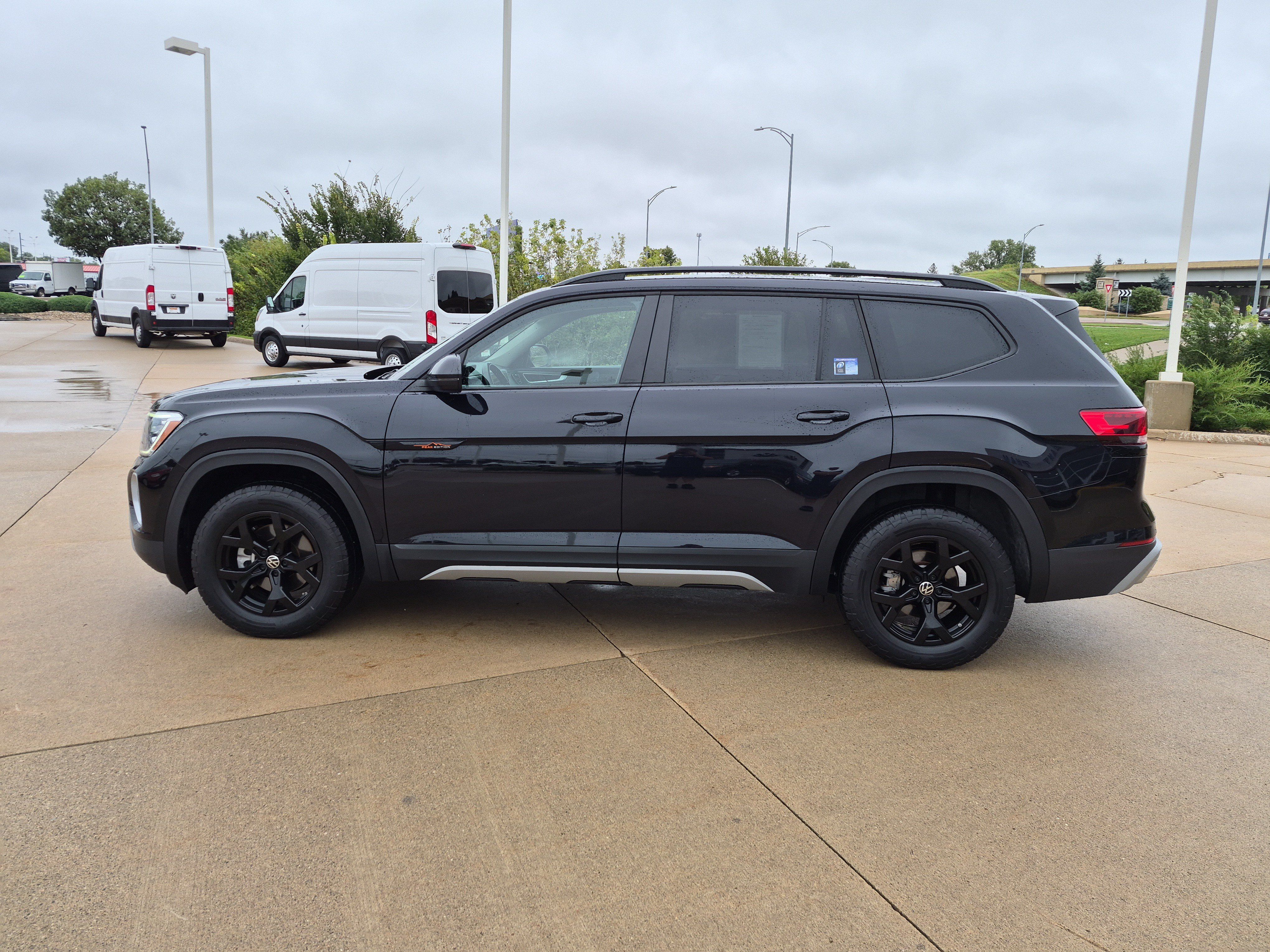 Used 2024 Volkswagen Atlas Peak Edition SE AWD/4WD image 8