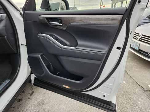 Used 2022 Toyota Highlander Limited image 18