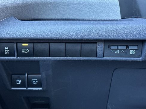 Used 2022 Toyota Sienna XLE image 33