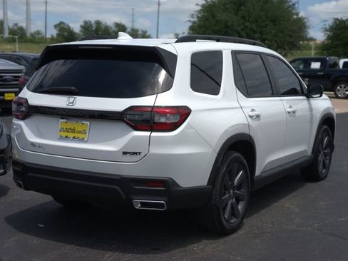 Used 2025 Honda Pilot Sport image 6