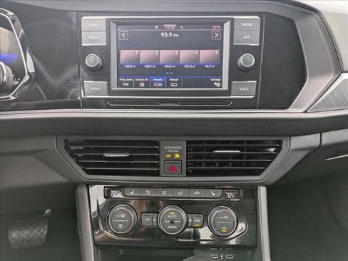 Used 2024 Volkswagen Jetta SE FWD image 13