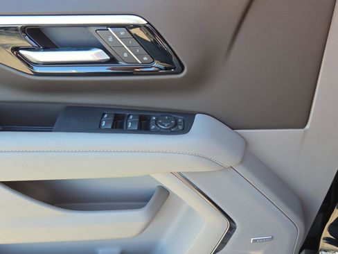 New 2026 Chevrolet Suburban Z71 image 12