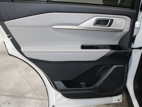 Used 2025 Ford Explorer Active w/ Active Comfort Package image 22