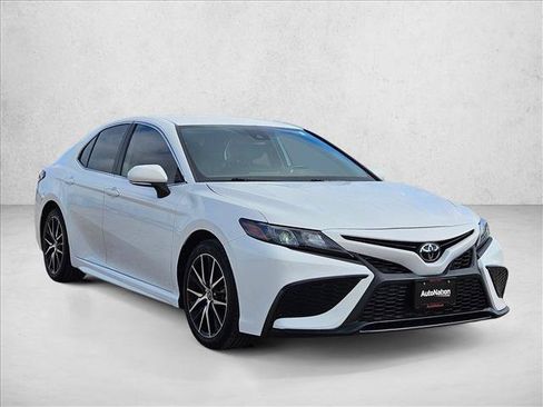 Used 2023 Toyota Camry SE FWD image 3