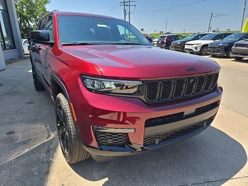 Used 2025 Jeep Grand Cherokee L Limited w/ Luxury Tech Group II image 16