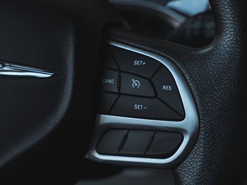 Used 2017 Chrysler Pacifica Touring image 29