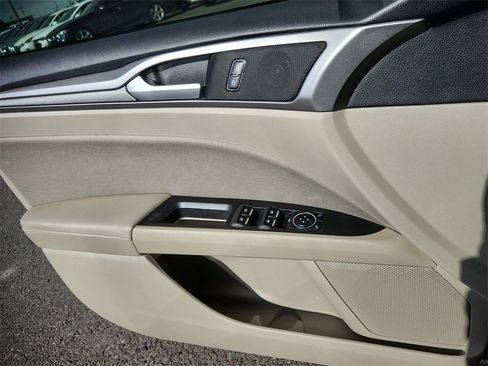 Used 2019 Ford Fusion SE image 9