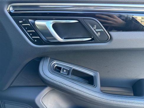 Used 2025 Porsche Macan image 20