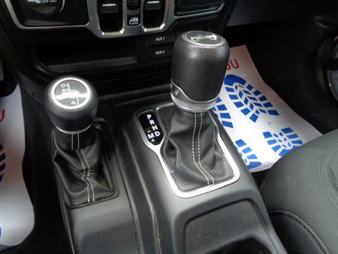 Used 2019 Jeep Wrangler Unlimited Sahara w/ Dual Top Group image 10