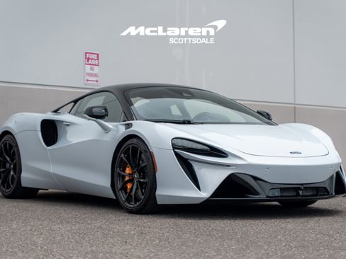 Used 2023 McLaren Artura RWD image 9