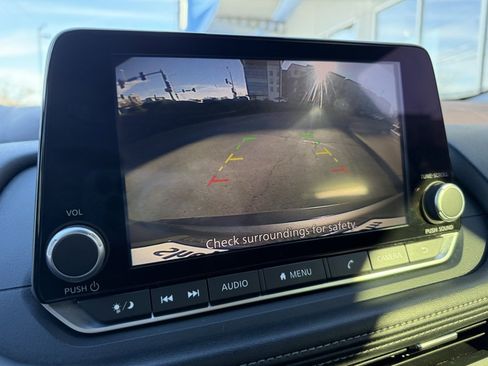 Used 2023 Nissan Rogue SV image 5