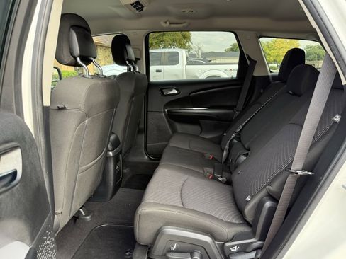 Used 2019 Dodge Journey SE image 19
