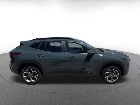 Used 2025 Chevrolet Trax LT FWD image 16