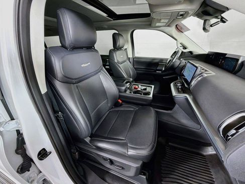 Used 2025 Ford Expedition Max Platinum AWD/4WD image 31