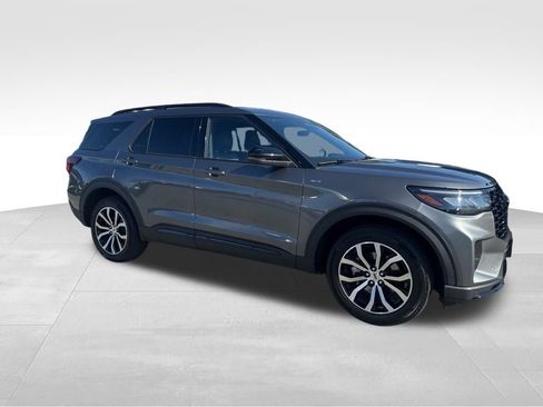 Certified 2025 Ford Explorer ST-Line AWD/4WD image 9