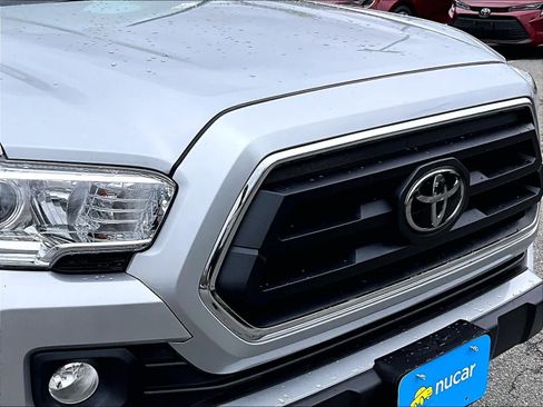 Used 2022 Toyota Tacoma SR5 AWD/4WD image 32