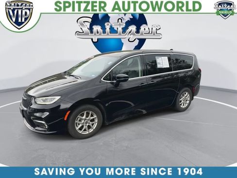 Used 2024 Chrysler Pacifica Touring-L FWD image 4