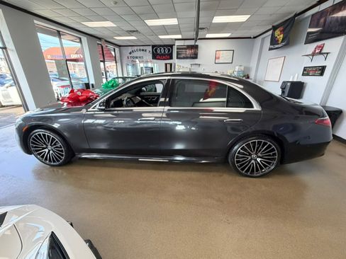 Used 2022 Mercedes-Benz S 580 4MATIC Sedan w/ AMG Line Package image 12