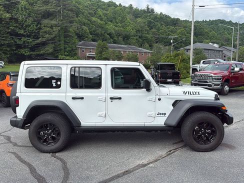 Used 2023 Jeep Wrangler Unlimited w/ Sun & Screen Package AWD/4WD image 42