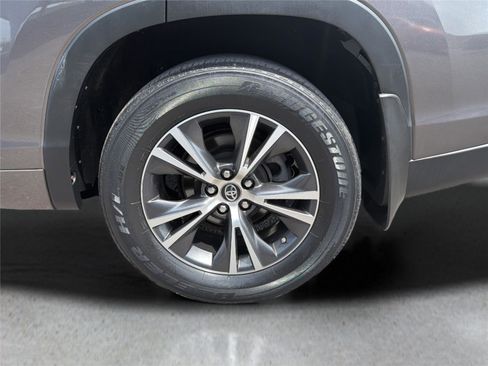 Used 2017 Toyota Highlander Plus w/ Carpet Mat Package AWD/4WD image 37