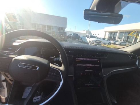 Used 2025 Jeep Grand Cherokee Limited image 6