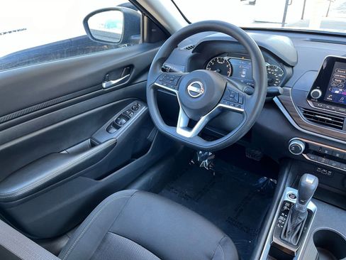 Used 2025 Nissan Altima 2.5 SV image 33