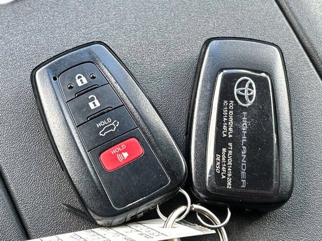 Used 2022 Toyota Highlander XLE AWD/4WD image 86