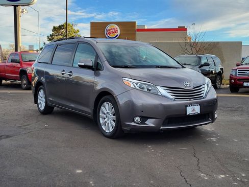 Used 2017 Toyota Sienna Limited image 7