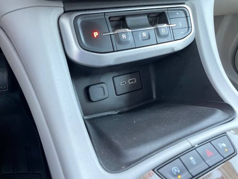 Used 2021 GMC Acadia SLE FWD image 19