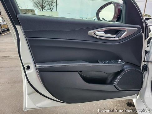 New 2025 Alfa Romeo Giulia AWD w/ Veloce Package AWD image 18