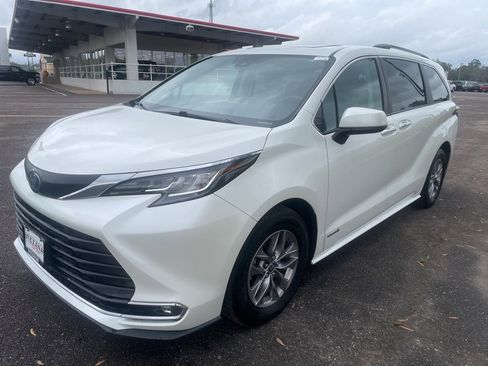 Used 2021 Toyota Sienna XLE image 3
