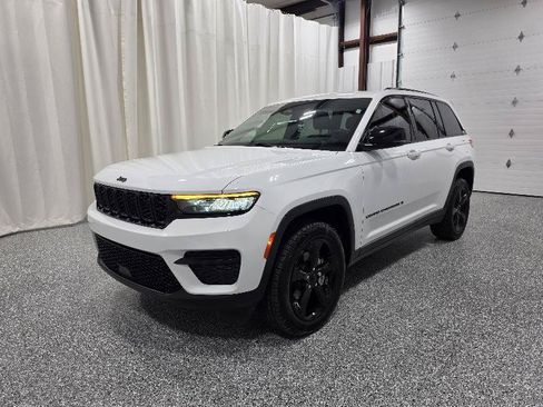 Used 2022 Jeep Grand Cherokee Altitude RWD image 3