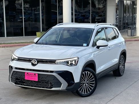 Used 2025 Volkswagen Taos SE image 9