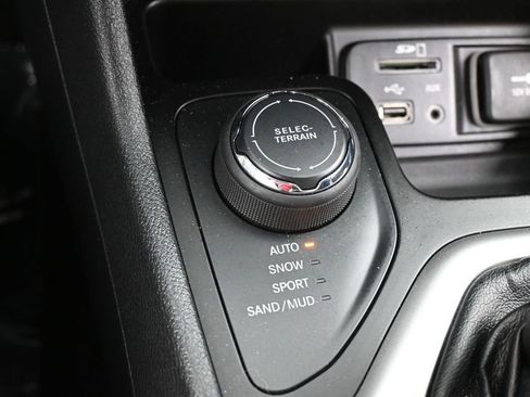 Used 2016 Jeep Cherokee Sport AWD/4WD image 19
