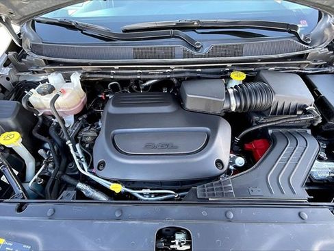 Used 2021 Chrysler Pacifica Touring-L image 9