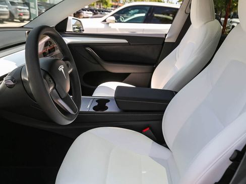 Used 2023 Tesla Model Y Long Range AWD/4WD image 18