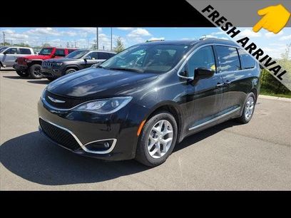Used 2017 Chrysler Pacifica Touring-L w/ Tire & Wheel Group