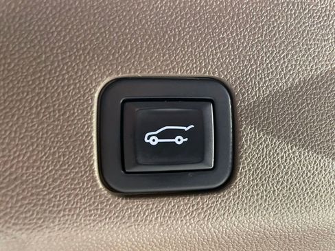 Used 2021 GMC Yukon Denali w/ Denali Premium Package image 13