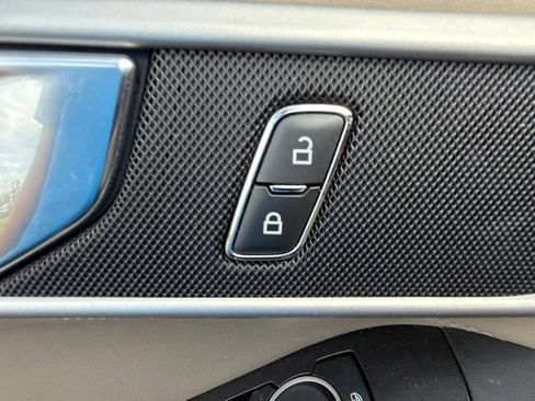 Used 2020 Ford Explorer XLT w/ Equipment Group 202A AWD/4WD image 28