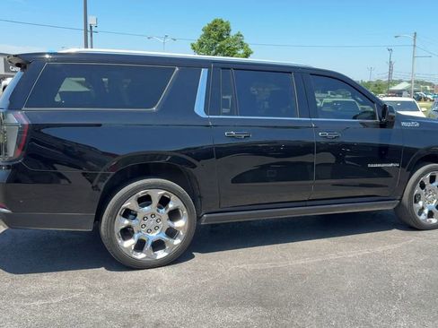 Used 2025 Chevrolet Suburban High Country AWD/4WD image 7