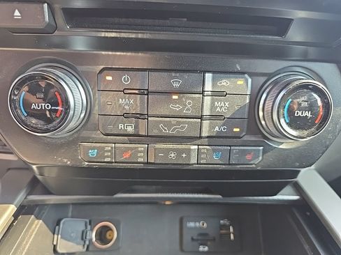 Used 2015 Ford F150 Lariat w/ Equipment Group 502A Luxury AWD/4WD image 12