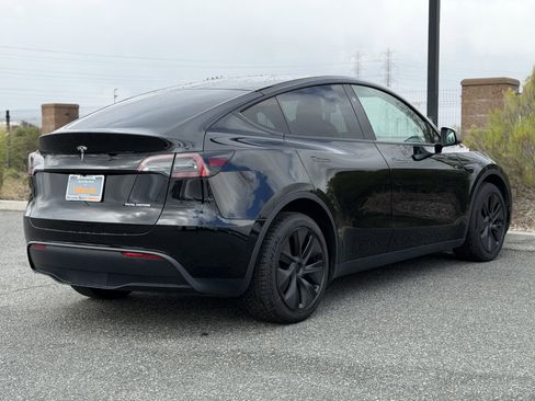 Used 2025 Tesla Model Y Long Range image 8