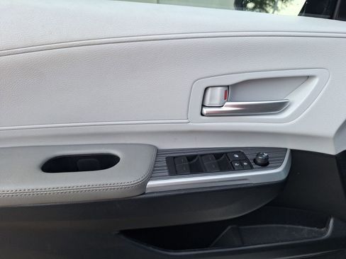 Used 2025 Toyota Sienna XLE image 17