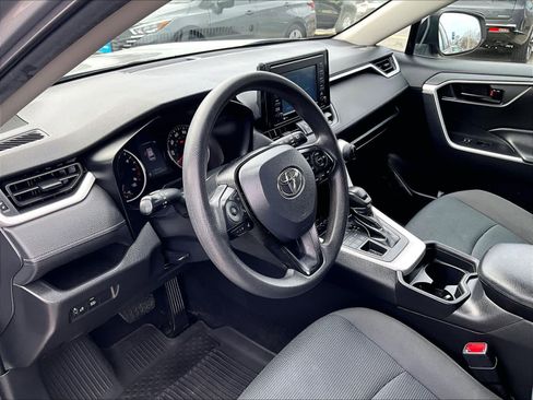 Used 2021 Toyota RAV4 LE image 8