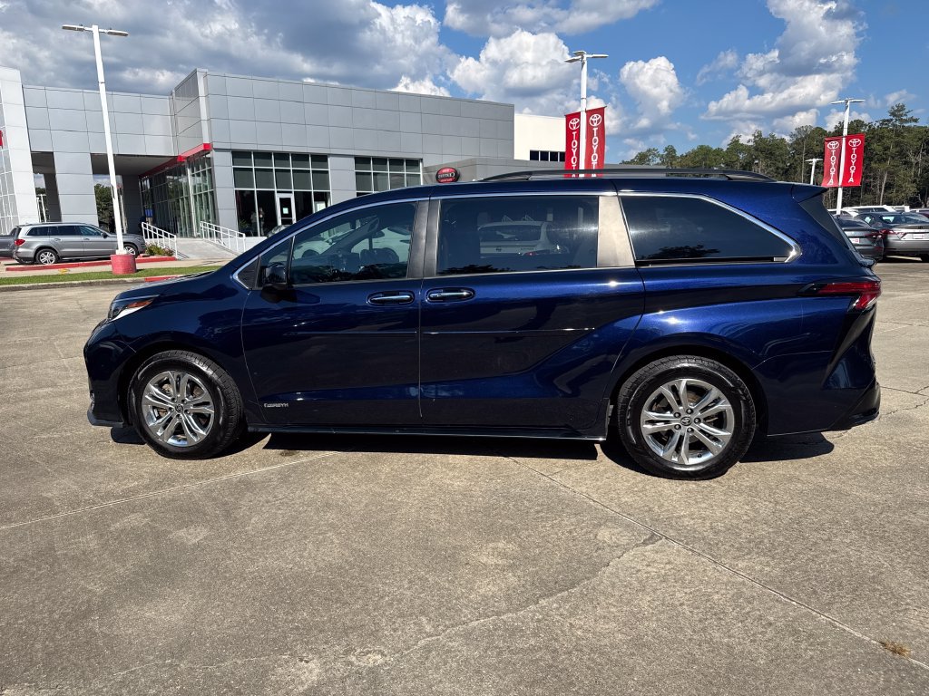 Certified 2021 Toyota Sienna XSE w/ XSE Plus Package AWD/4WD image 2